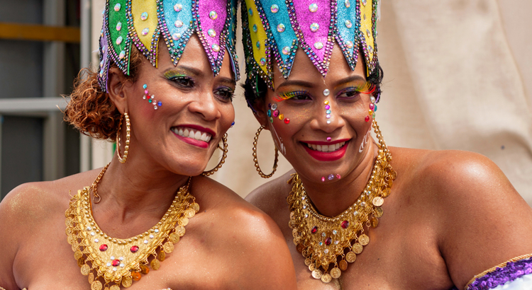 Curacao Karneval Frauen Kostüm Foto iStock lucop